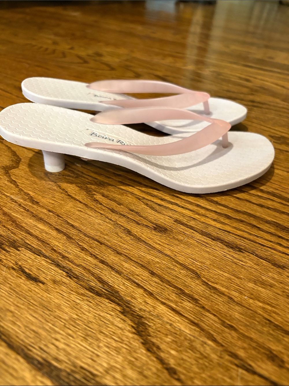 Beira Rio Kitten Heel Flip Flop Sandals in Soft Lavender.